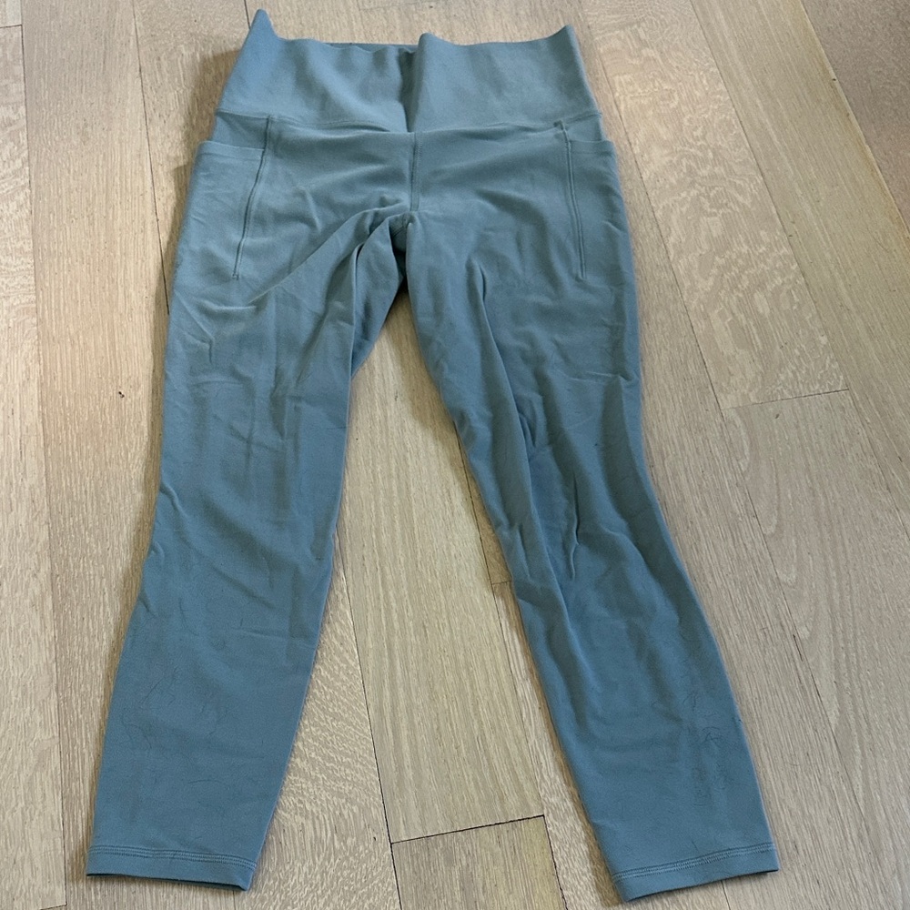 Athleta salutation stash pocket II 7/8 tight